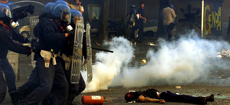 Corpo de Carlo Giuliani, militante assassinado com dois tiros a queima roupa pela polícia de Gênova